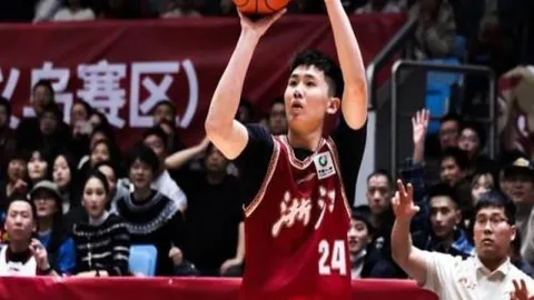 “B费独揽三球 曼联4-1胜皇家社会晋级欧联杯八强”